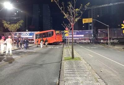 Trem parte ônibus ao meio e deixa 11 pessoas feridas em Curitiba Trem parte ônibus ao meio e deixa 11 pessoas feridas em Curitiba