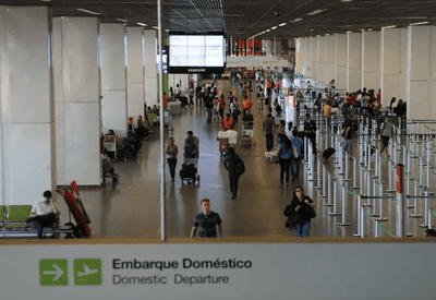 Mulher é presa pela PF após falsa ameaça de bomba no Aeroporto de Brasília Mulher é presa pela PF após falsa ameaça de bomba no Aeroporto de Brasília