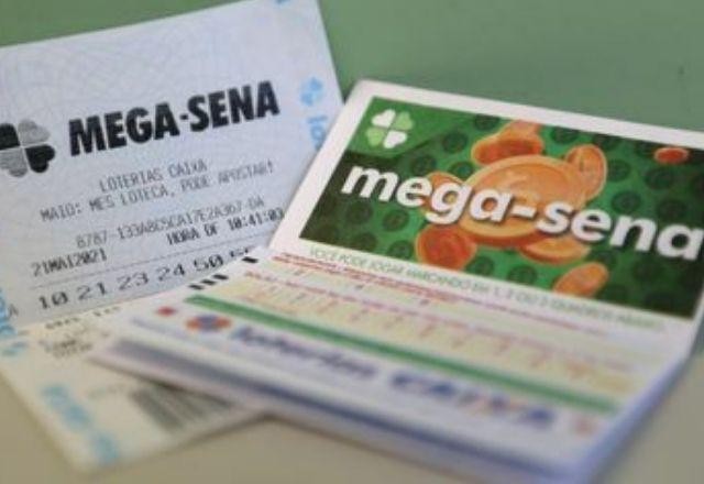 Imagem da noticia Mega-Sena acumula e pode pagar R$ 12 milhões na quarta-feira