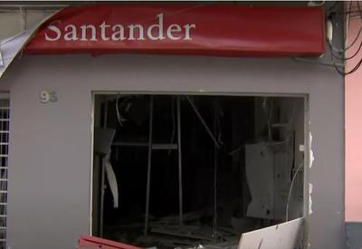 Bandidos explodem duas agências bancárias em Salesópolis (SP) Bandidos explodem duas agências bancárias em Salesópolis (SP)