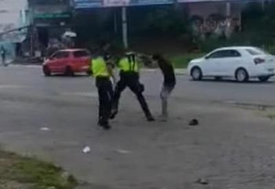 Agentes de trânsito trocam socos e chutes com rapaz em Salvador (BA) Agentes de trânsito trocam socos e chutes com rapaz em Salvador (BA)