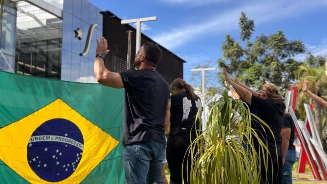 Imagem da noticia Apoiadores de Bolsonaro fazem vigília em frente a hospital onde ele passa por cirurgia