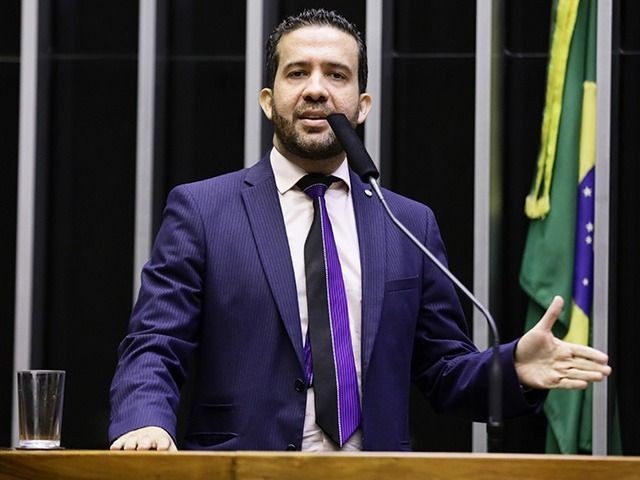 Imagem da noticia Deputados pedem que processo de "rachadinha" contra Janones seja votado no plenário