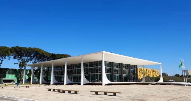 Imagem da noticia STF analisa mudança na regra sobre votos de ministros aposentados