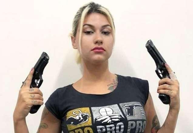 Ativista Sara Winter é presa pela Polícia Federal em Brasília Ativista Sara Winter é presa pela Polícia Federal em Brasília