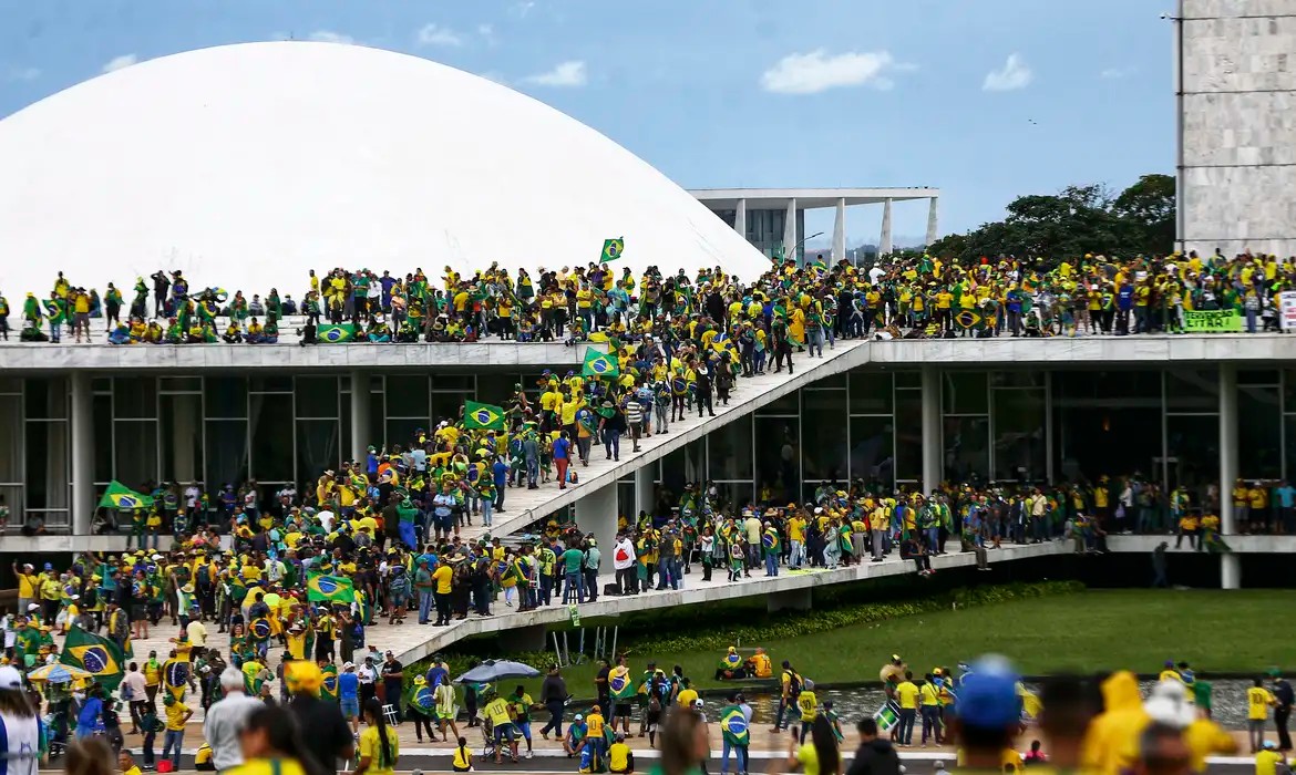 Imagem da noticia Moraes manda soltar quatro presos pelos atos do 8/1 após morte na Papuda