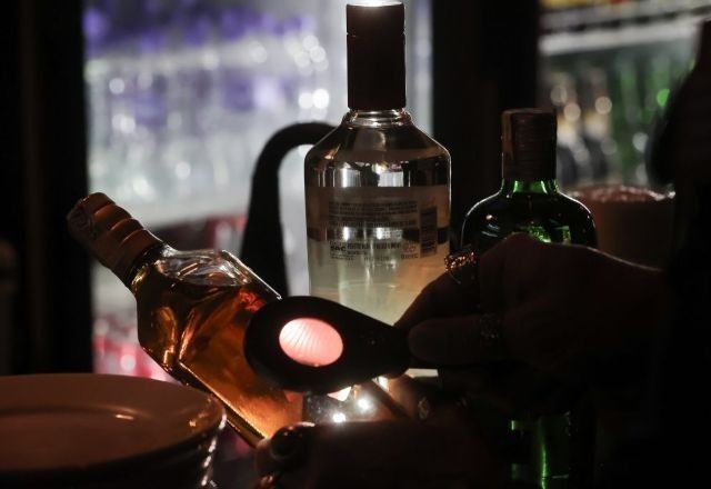 Imagem da noticia Sobe para 59 o número de casos confirmados de intoxicação por metanol; suspeitos chegam a 44