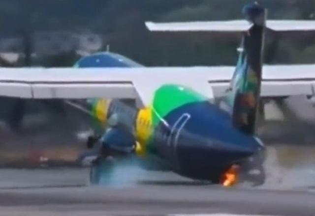 Imagem da noticia Ao pousar, avião bate cauda na pista de aeroporto em Recife (PE)