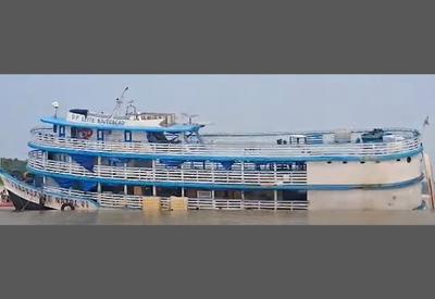 Barco naufraga, e passageiros se desesperam no Amazonas; veja vídeo Barco naufraga, e passageiros se desesperam no Amazonas; veja vídeo