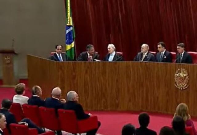 Imagem da noticia Bolsonaro e Lula ficam frente a frente durante posse de Moraes no TSE