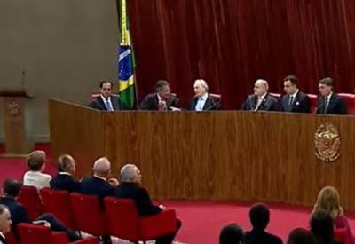 Bolsonaro e Lula ficam frente a frente durante posse de Moraes no TSE Bolsonaro e Lula ficam frente a frente durante posse de Moraes no TSE