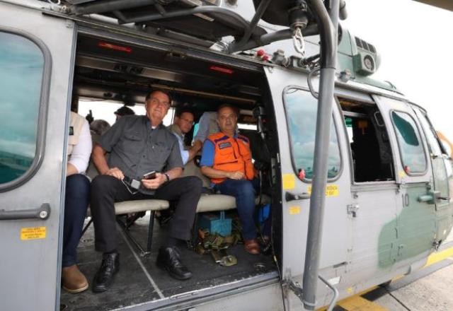 Imagem da noticia Após sobrevoo, Bolsonaro diz lamentar mortes provocadas pelas chuvas em SP