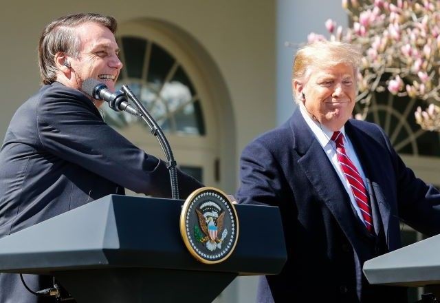 Imagem da noticia Bolsonaro diz que pedirá ao STF para ir à posse de Trump: "Você acha que ele vai convidar Lula?"