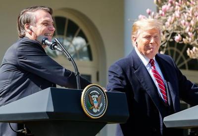 Bolsonaro diz que pedirá ao STF para ir à posse de Trump: "Você acha que ele vai convidar Lula?" Bolsonaro diz que pedirá ao STF para ir à posse de Trump: "Você acha que ele vai convidar Lula?"