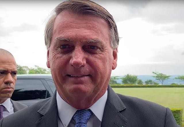 Imagem da noticia Bolsonaro ironiza Barroso: "Faltou falar 'eu sou a luz, a fé e a esperança'"
