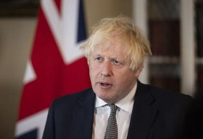 Boris Johnson diz que não vai recorrer à "imigração descontrolada" no Reino Unido Boris Johnson diz que não vai recorrer à "imigração descontrolada" no Reino Unido