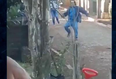 Briga com foice entre vizinhos termina com homem gravemente ferido Briga com foice entre vizinhos termina com homem gravemente ferido