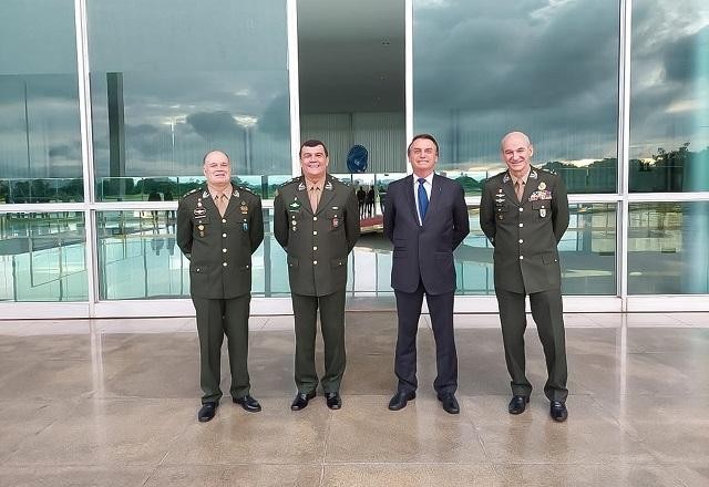 Imagem da noticia Bolsonaro se reúne com comandante do Exército no Palácio da Alvorada