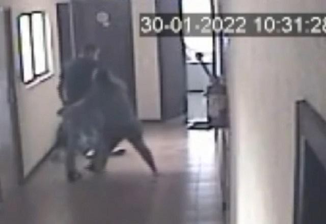 Imagem da noticia Bombeiro invade prédio da ex e atira contra amigo da mulher