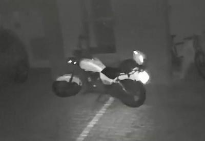 Moto "fantasma" anda sozinha na garagem de um prédio Moto "fantasma" anda sozinha na garagem de um prédio