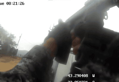 Câmeras corporais mostram detalhes de megaoperação no Rio; policial aparece nas imagens antes de morrer Câmeras corporais mostram detalhes de megaoperação no Rio; policial aparece nas imagens antes de morrer