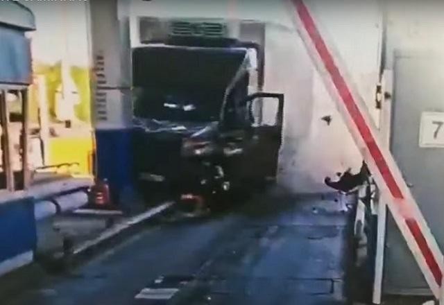 Imagem da noticia Vídeo: motorista é jogado para fora de caminhão em acidente