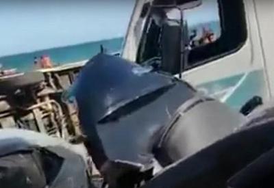 Motorista de reboque bate em 8 carros e causa confusão em praia Motorista de reboque bate em 8 carros e causa confusão em praia