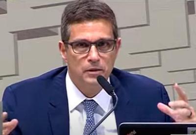 Campos Neto defende juros altos para combater inflação persistente Campos Neto defende juros altos para combater inflação persistente