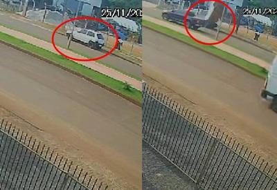 Vídeo mostra ‘capotamento fantasma’ de Uno no Paraná Vídeo mostra ‘capotamento fantasma’ de Uno no Paraná