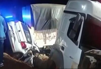Carreta bate de frente com veículo e deixa cinco mortos no Paraná Carreta bate de frente com veículo e deixa cinco mortos no Paraná