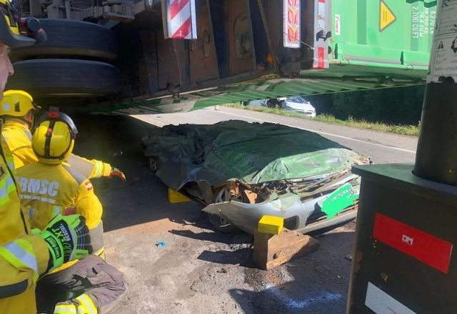Imagem da noticia Carreta tomba e esmaga carro em Santa Catarina; duas pessoas morreram