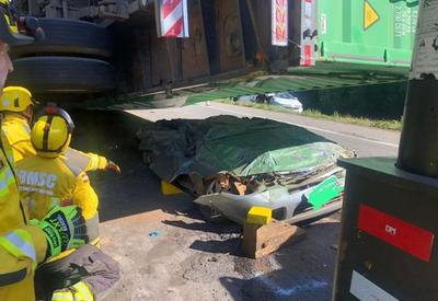 Carreta tomba e esmaga carro em Santa Catarina; duas pessoas morreram Carreta tomba e esmaga carro em Santa Catarina; duas pessoas morreram
