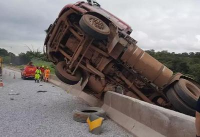 Vídeo: carreta tomba e fica pendurada em viaduto de Minas Gerais Vídeo: carreta tomba e fica pendurada em viaduto de Minas Gerais