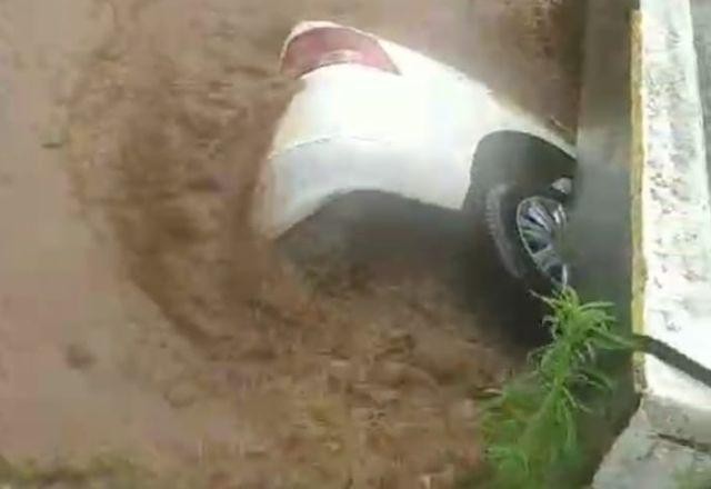 Imagem da noticia Homem morre após ter carro arrastado por chuva no interior de SC