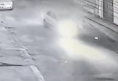 Rapaz é arremessado ao telhado ao ter moto atingida por carro Rapaz é arremessado ao telhado ao ter moto atingida por carro