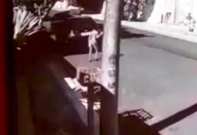 Vídeo: menino de 9 anos é atropelado por carro desgovernado Vídeo: menino de 9 anos é atropelado por carro desgovernado