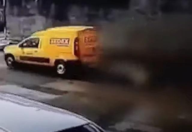 Imagem da noticia Carteiro se joga de carro dos Correios durante fuga com criminosos