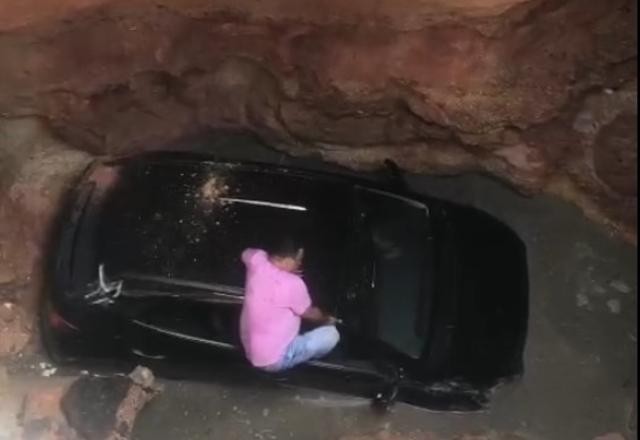 Imagem da noticia Video: carro é engolido por cratera em avenida de João Pessoa (PB)