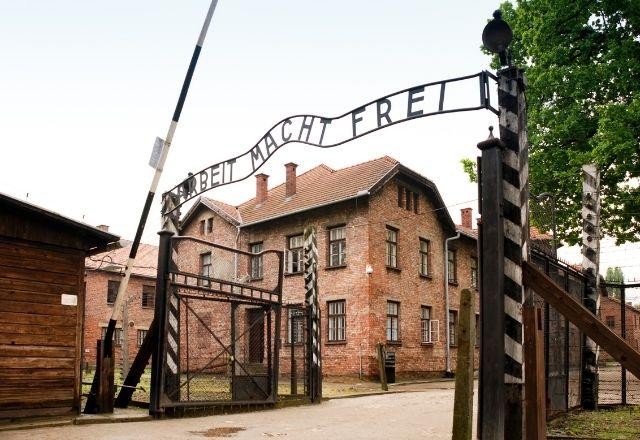 Imagem da noticia Turista é multada após fazer saudação nazista em campo de concentração