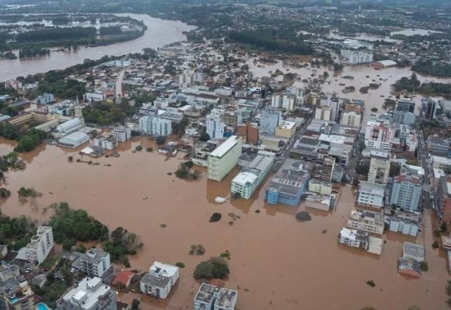 Imagem da noticia Moradores voltam a ser resgatados após aumento das chuvas em Porto Alegre