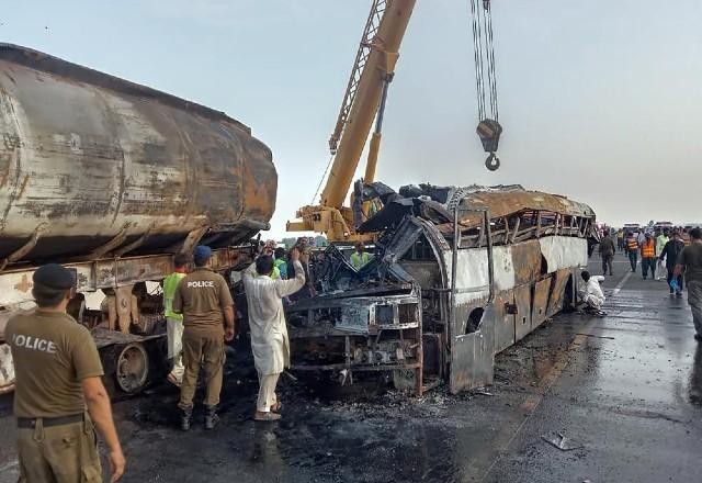Imagem da noticia Colisão entre ônibus e caminhão de combustível deixa 20 mortos no Paquistão