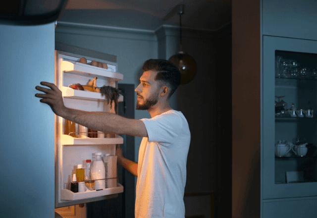 Imagem da noticia Comer perto da hora de dormir faz mal à saúde? Por que sentimos fome à noite? Entenda