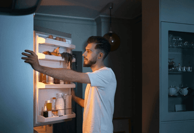 Comer perto da hora de dormir faz mal à saúde? Por que sentimos fome à noite? Entenda Comer perto da hora de dormir faz mal à saúde? Por que sentimos fome à noite? Entenda