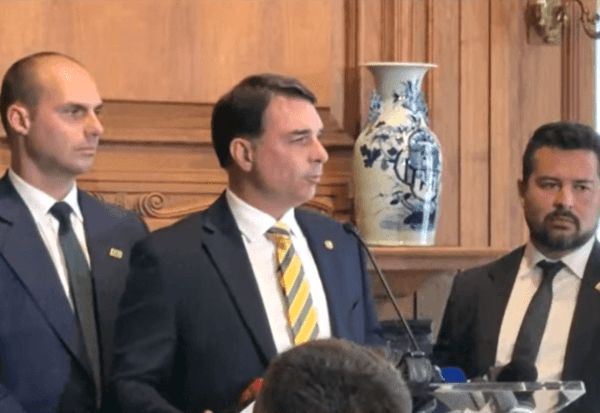 Imagem da notícia: Flávio e Eduardo se apressam e negam influência em tarifas
