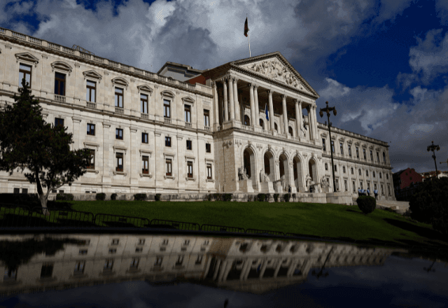 Imagem da noticia Lei anti-imigração passa a valer amanhã em Portugal; veja o que muda para brasileiros