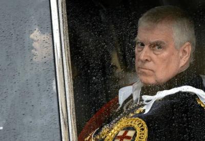 Rei Charles retira título de príncipe Andrew após envolvimento no caso Epstein Rei Charles retira título de príncipe Andrew após envolvimento no caso Epstein