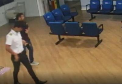 Vídeo mostra passageiro e copiloto antes de embarcar em avião bimotor que caiu Vídeo mostra passageiro e copiloto antes de embarcar em avião bimotor que caiu