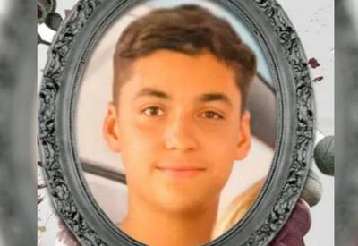 Adolescente morre ao tomar choque enquanto usava celular carregando Adolescente morre ao tomar choque enquanto usava celular carregando