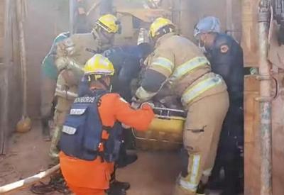Operário cai em fosso de 15 metros depois de explosão Operário cai em fosso de 15 metros depois de explosão