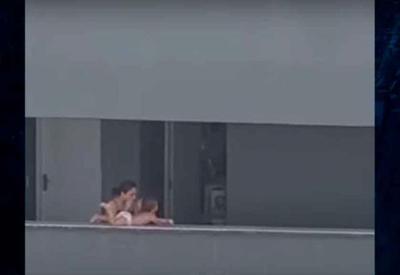 Vídeo: criança é flagrada deitada em parapeito de prédio Vídeo: criança é flagrada deitada em parapeito de prédio